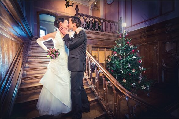 Heiraten in Cottbus inmitten eines Weihnachtsbaumes.